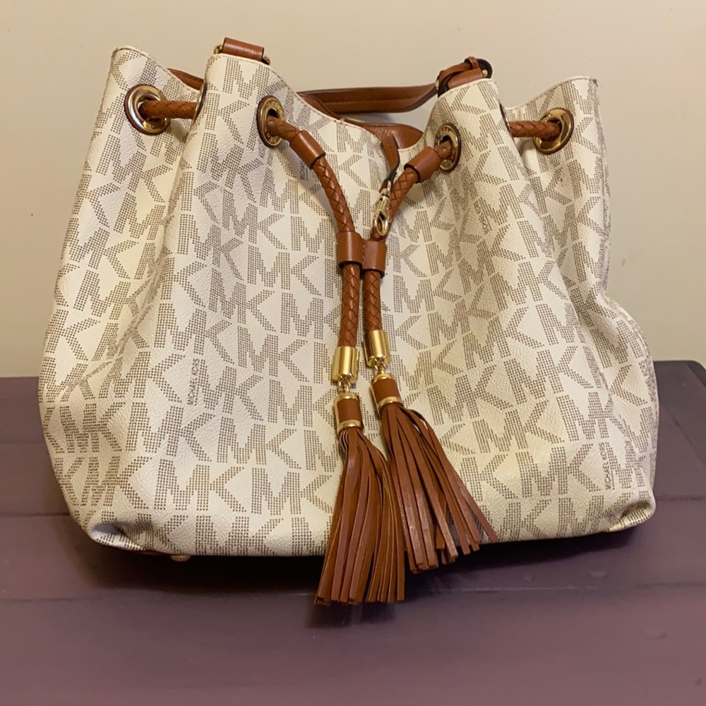 MK HandBag Summer is here, best bag, everything in there on your vacation